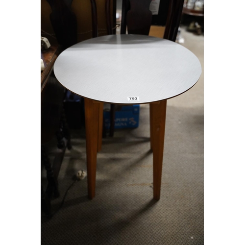 793 - A small vintage circular topped occasional table.