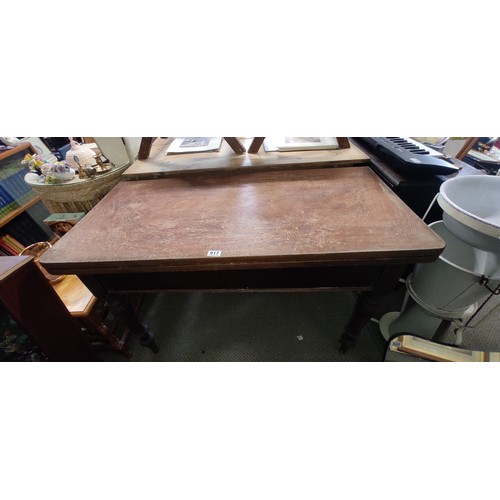 917 - An antique mahogany table with lift top for restoration, measuring 122x65x120cm.