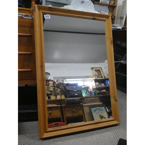 928 - A pine framed mirror, measuring 60x86cm.