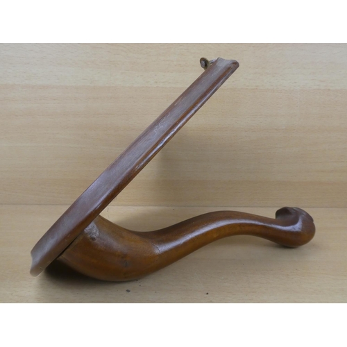 974 - A mahogany footed wall bracket.