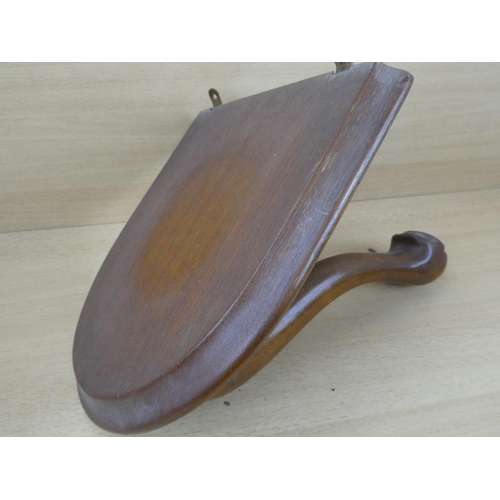 974 - A mahogany footed wall bracket.