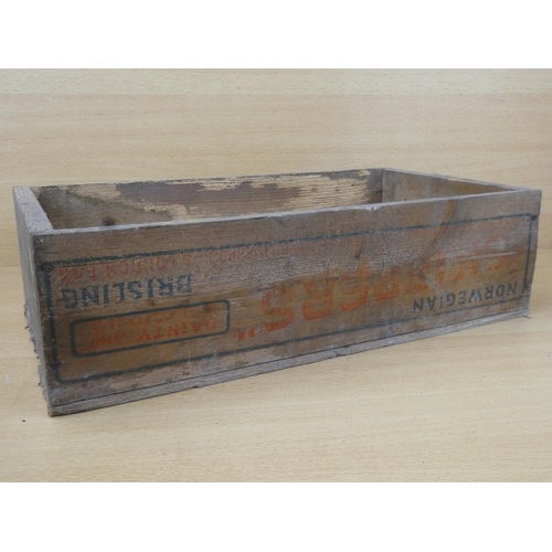 978 - A vintage wooden crate.