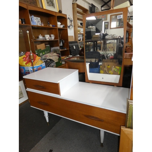 990 - A vintage dressing table and mirror, measuring 107x124x40cm.