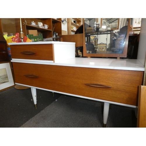 990 - A vintage dressing table and mirror, measuring 107x124x40cm.