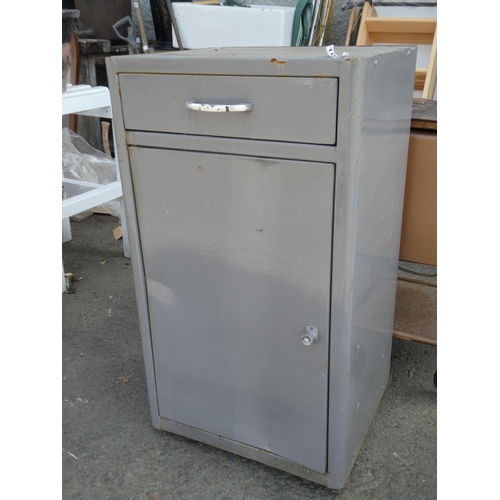 1069 - A vintage metal cabinet, measuring 46x86x42cm.