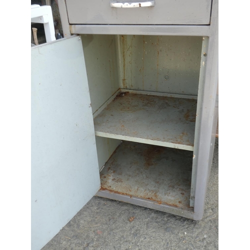 1069 - A vintage metal cabinet, measuring 46x86x42cm.