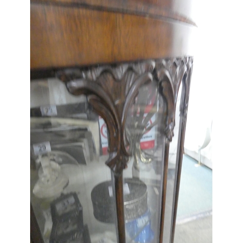 47 - A vintage mahogany china cabinet, measuring 97x130x35cm.