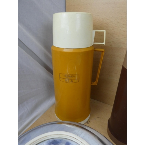 81 - A lot of vintage kitchen ware, to include a boxed vintage Addis Isovac vacuum flask and more.