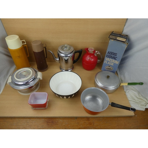 81 - A lot of vintage kitchen ware, to include a boxed vintage Addis Isovac vacuum flask and more.