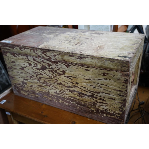 480 - A vintage wooden chest, measuring 80x40x40cm.