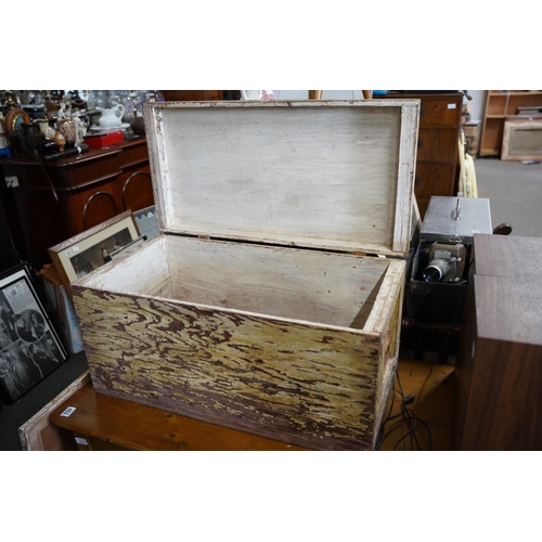 480 - A vintage wooden chest, measuring 80x40x40cm.