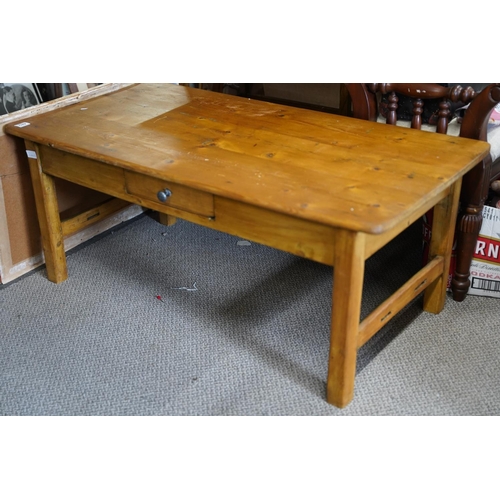 482 - A pine coffee table with drawer, measuring 120x50x60cm.