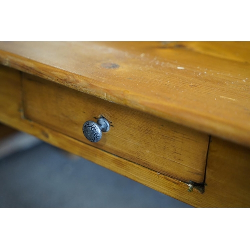 482 - A pine coffee table with drawer, measuring 120x50x60cm.