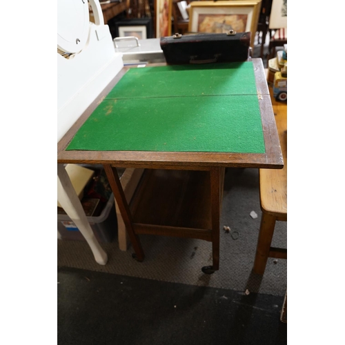 491 - A vintage oak/card table, measuring 80x73x80cm.