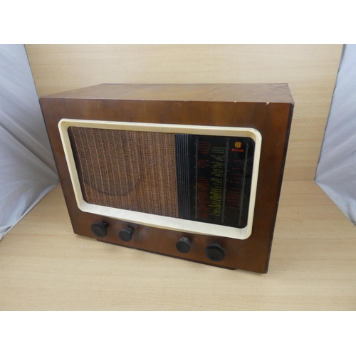 511 - A vintage wood cased PYE radio, measuring 46x34x22cm.