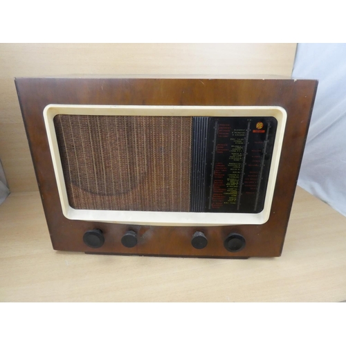 511 - A vintage wood cased PYE radio, measuring 46x34x22cm.