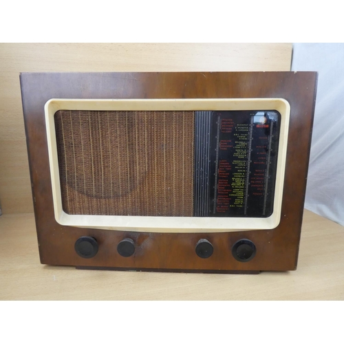 511 - A vintage wood cased PYE radio, measuring 46x34x22cm.