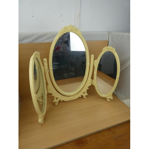 512 - A vintage sectional dressing table mirror, measuring 65x82cm.