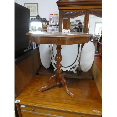 519 - A decorative lamp table, measuring 53x58x53cm.