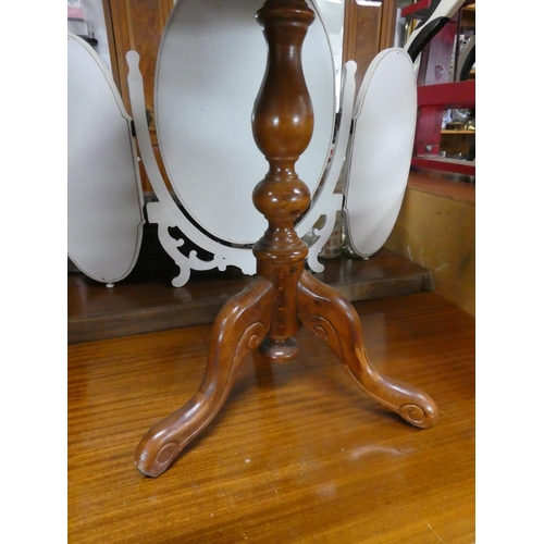 519 - A decorative lamp table, measuring 53x58x53cm.