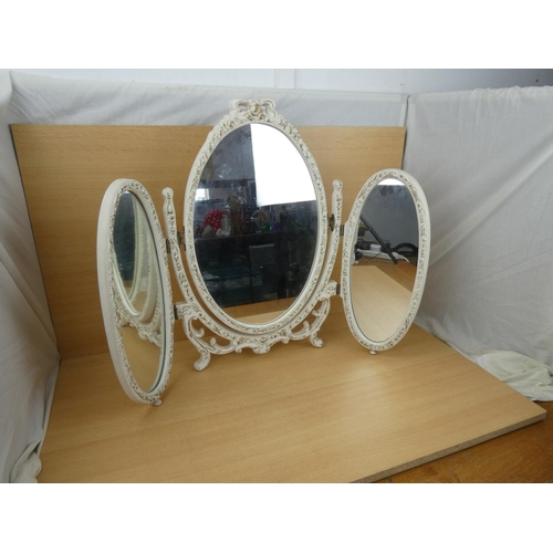 521 - A vintage 3 fold dressing table mirror, measuring 57x74cm.