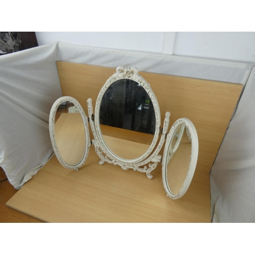 521 - A vintage 3 fold dressing table mirror, measuring 57x74cm.