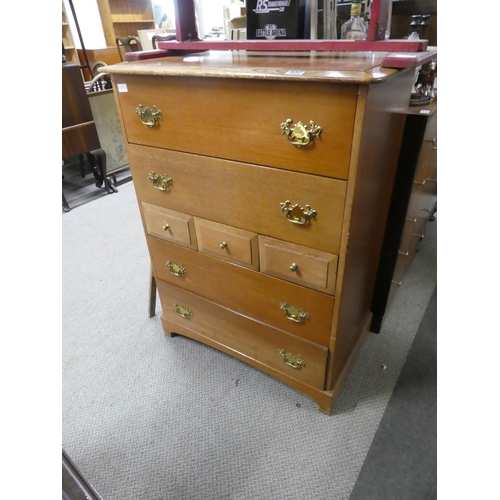 532 - A vintage chest of seven drawers, measuring 82x108x49cm.