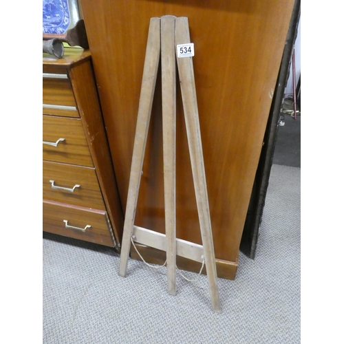 534 - A vintage wooden easel, measuring 97cm in height.