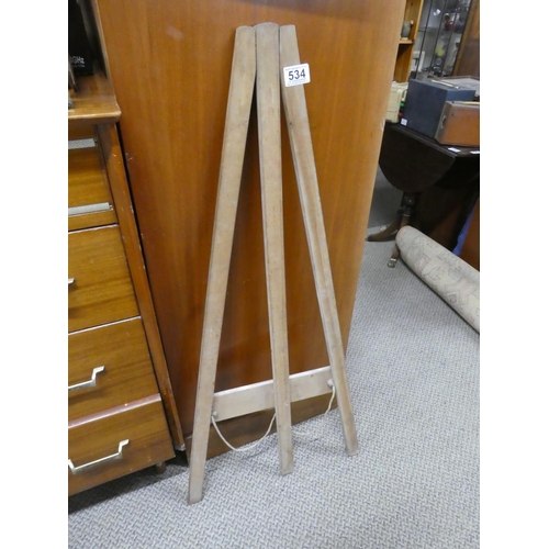 534 - A vintage wooden easel, measuring 97cm in height.