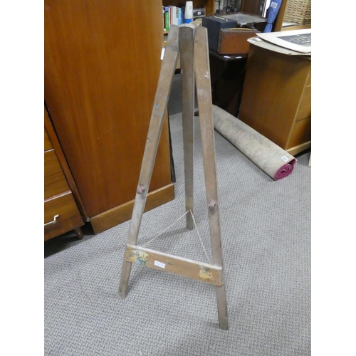 534 - A vintage wooden easel, measuring 97cm in height.