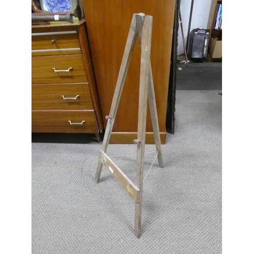 534 - A vintage wooden easel, measuring 97cm in height.