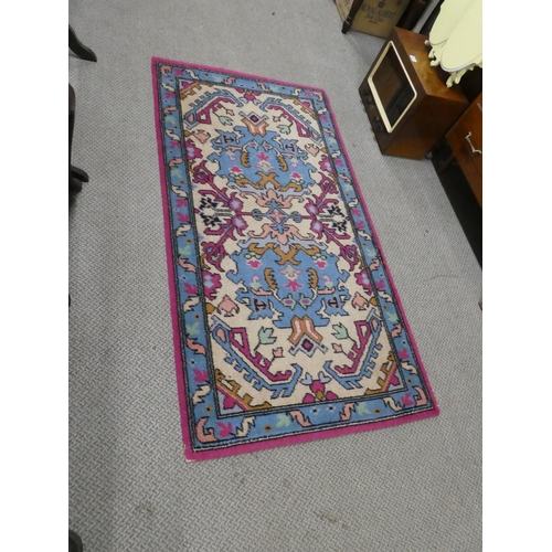 535 - A decorative patterned rug. 156x81cm.