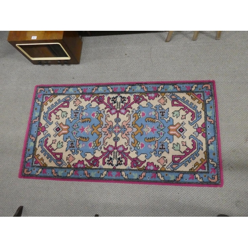 535 - A decorative patterned rug. 156x81cm.