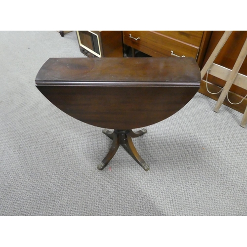 536 - A small mahogany drop leaf table, measuring 60x56x60cm when extended.