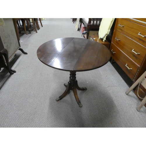 536 - A small mahogany drop leaf table, measuring 60x56x60cm when extended.