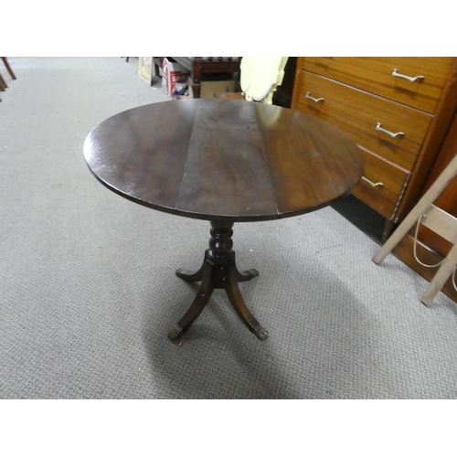 536 - A small mahogany drop leaf table, measuring 60x56x60cm when extended.