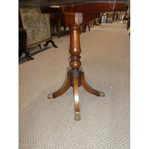 536 - A small mahogany drop leaf table, measuring 60x56x60cm when extended.