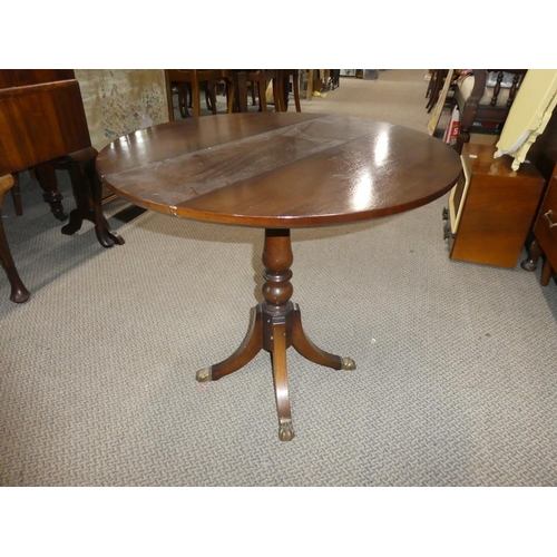 536 - A small mahogany drop leaf table, measuring 60x56x60cm when extended.