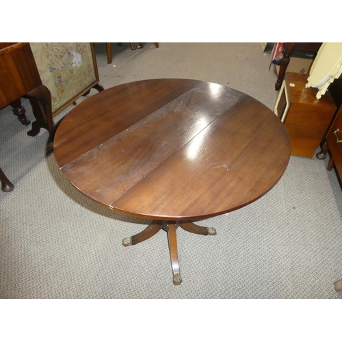 536 - A small mahogany drop leaf table, measuring 60x56x60cm when extended.