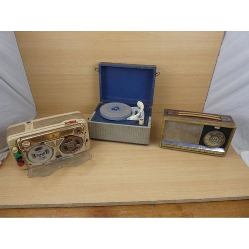 537 - A vintage cased 45's record player, a vintage PAM transistor radio, and a Gelso double reel player (... 