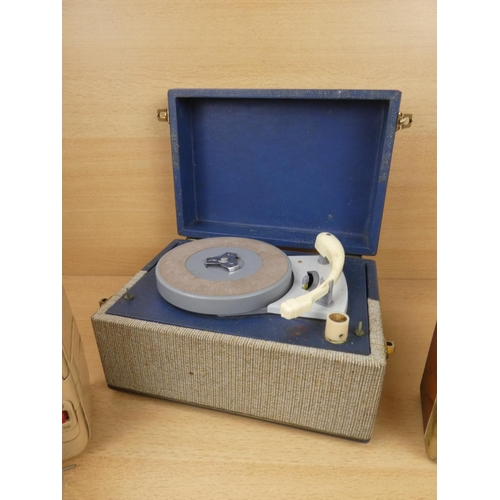 537 - A vintage cased 45's record player, a vintage PAM transistor radio, and a Gelso double reel player (... 