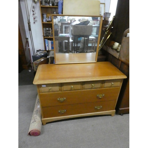 542 - A vintage dressing table and mirror, measuring 130x105x49cm.