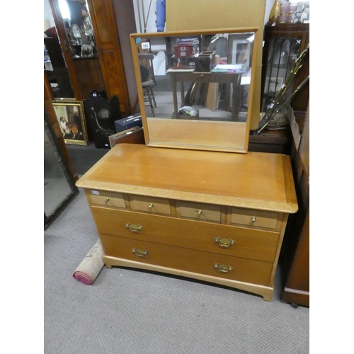 542 - A vintage dressing table and mirror, measuring 130x105x49cm.