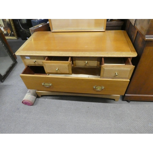 542 - A vintage dressing table and mirror, measuring 130x105x49cm.