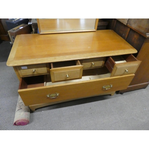 542 - A vintage dressing table and mirror, measuring 130x105x49cm.