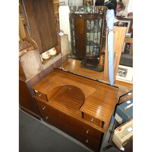 549 - A vintage dressing table and mirror, measuring 94x148x47cm.