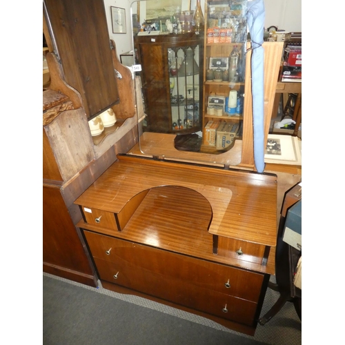 549 - A vintage dressing table and mirror, measuring 94x148x47cm.