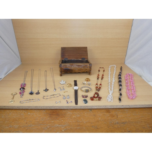 550 - A wooden jewellery chest and contents.