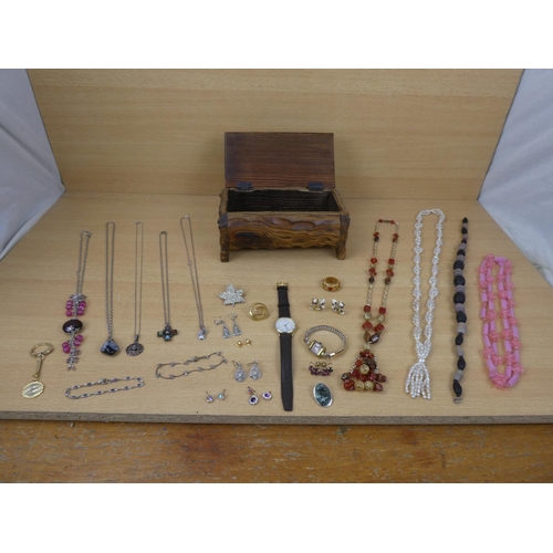 550 - A wooden jewellery chest and contents.