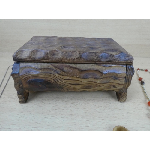 550 - A wooden jewellery chest and contents.